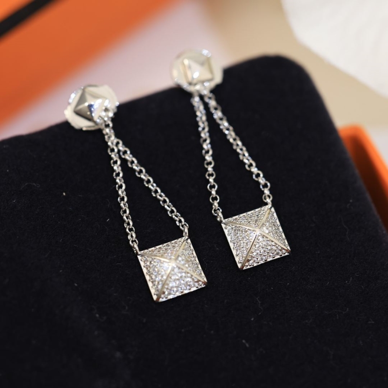 H**me5 earrings